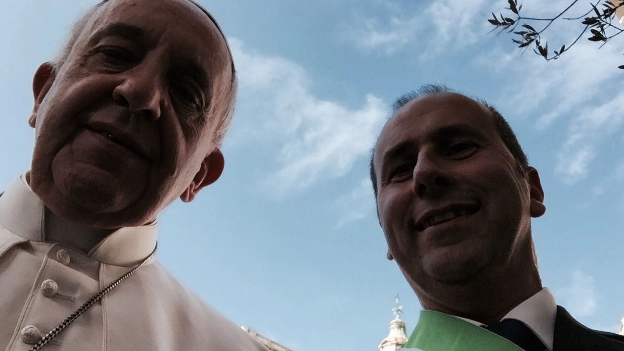 Il sindaco di Sant'Anna si scatta un selfie con Papa Francesco