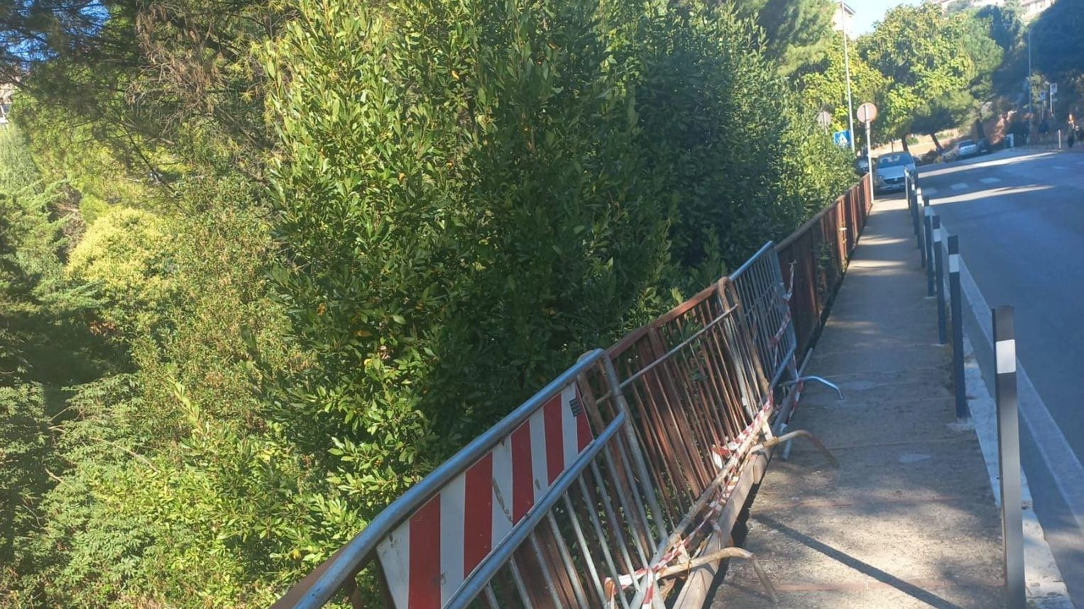 Vietato camminare. Ringhiera di protezione rotta da due anni