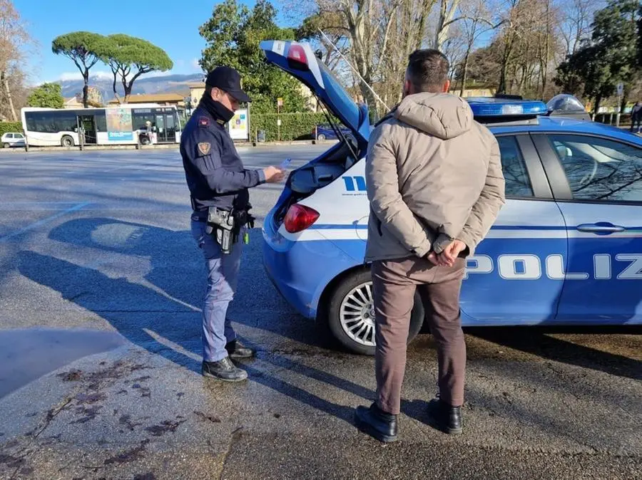 Presta l'auto a due conoscenti per un trasloco e non gliela restituiscono