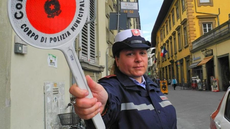 Una pattuglia della Polizia municipale impegnata ad eseguire  controlli in centro Foto Attalmi