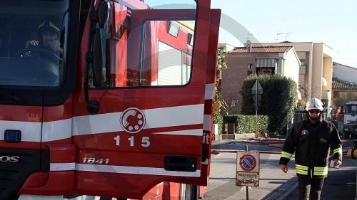 Vigili del fuoco in campo per rimuovere un masso franato su una casa