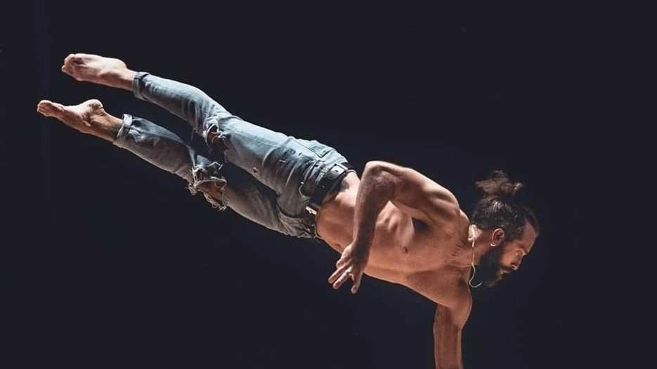 L’artista-acrobata viareggino. Dai salti in pineta a Las Vegas. Il meraviglioso viaggio di Gianluca