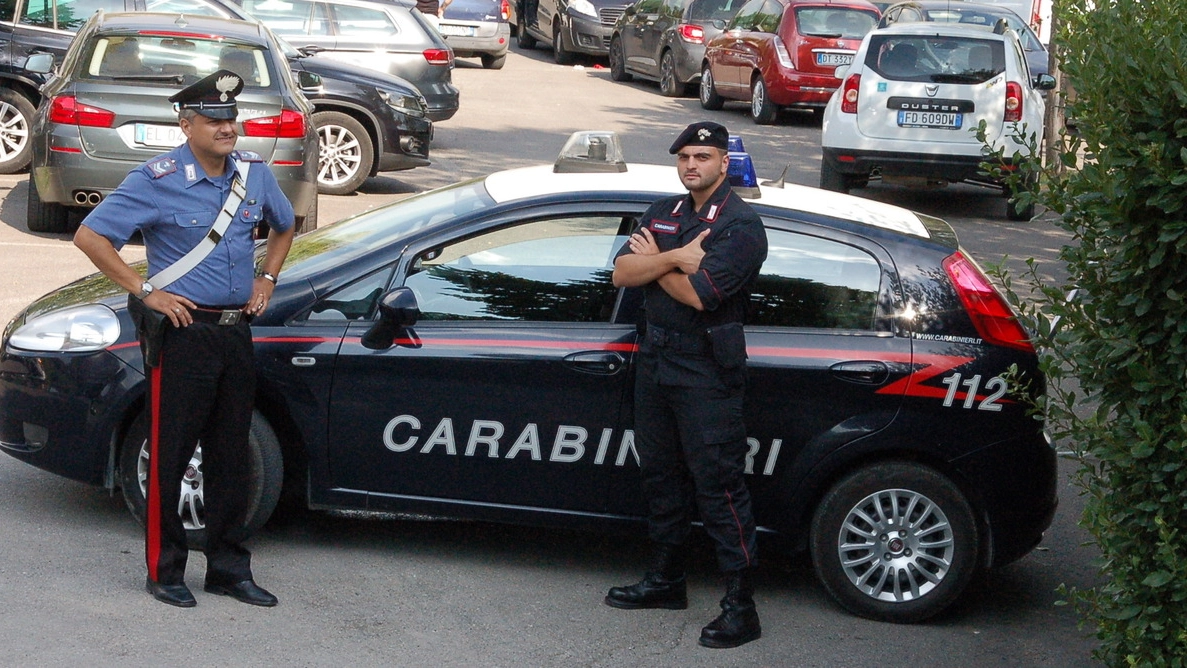  Carabinieri e polizia controllano fuori dal palazzetto (foto Ciurnelli)