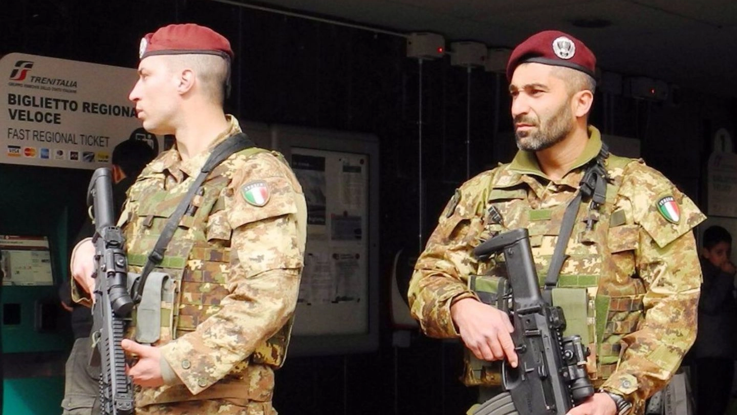 I militari alla stazione del Serraglio prima che il servizio venisse sospeso (Foto Attalmi)