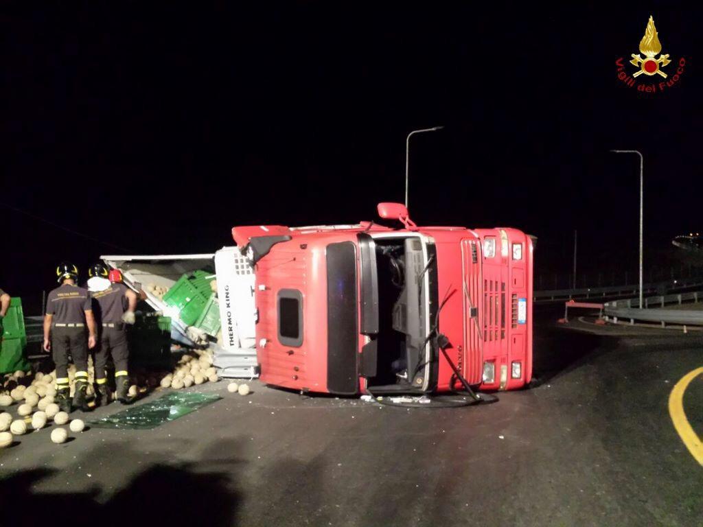 Camion Si Ribalta Alla Rotonda, La Strada Ricoperta Di... Meloni / FOTO