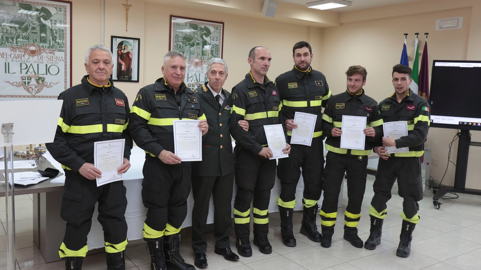 Il comandante provinciale consegna le onorificenze durante la festa dei vigili del fuoco (Foto Di Pietro)