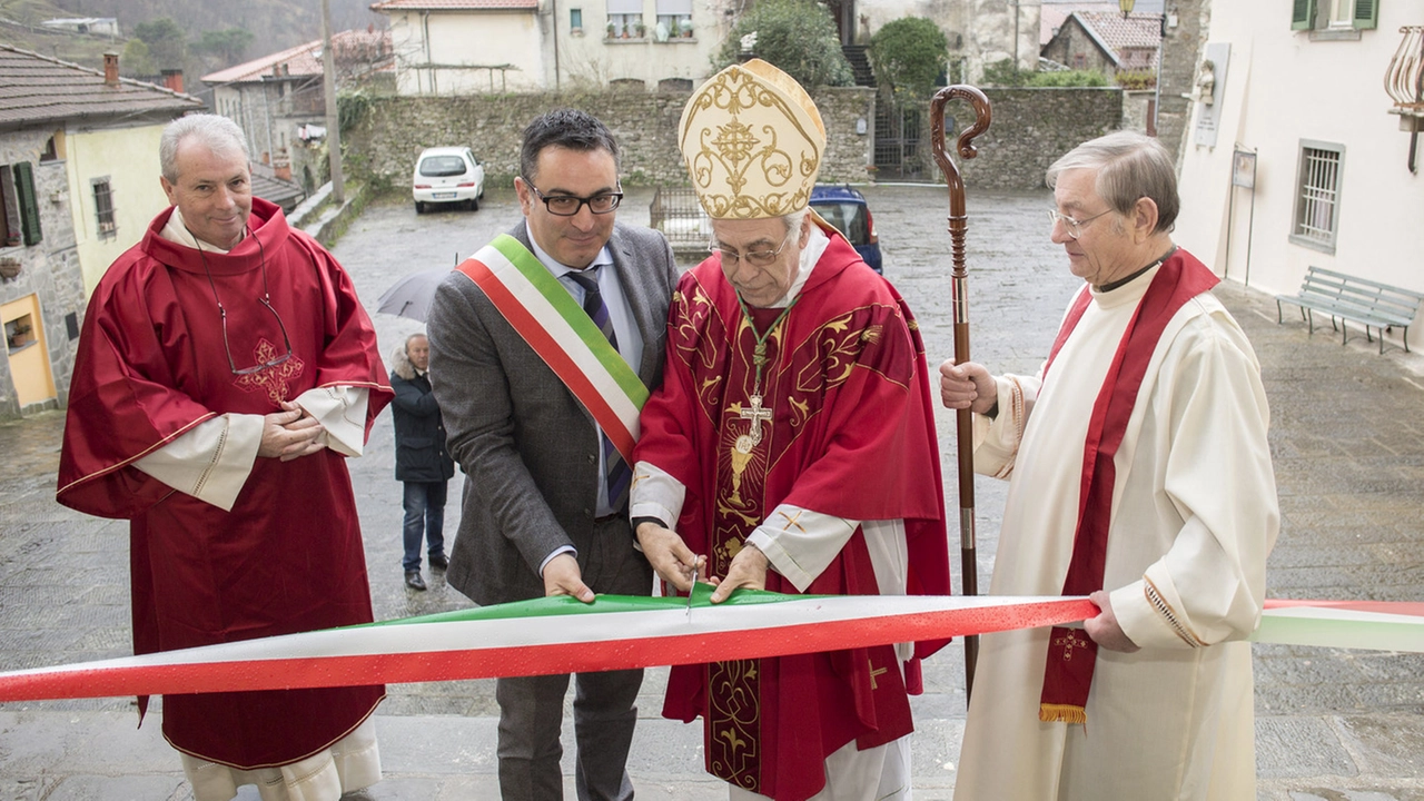  Il vescovo in una recente visita a Mulazzo per la riapertura della chiesa dopo i lavori di restauro (foto di repertorio)