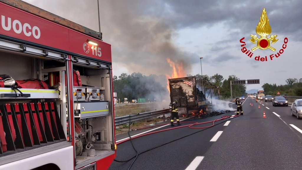 Il camion in fiamme a Capannori
