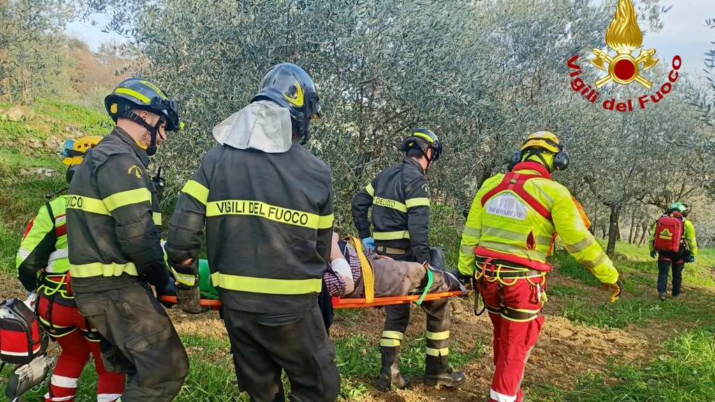 I soccorsi all'uomo rimasto sotto il trattore