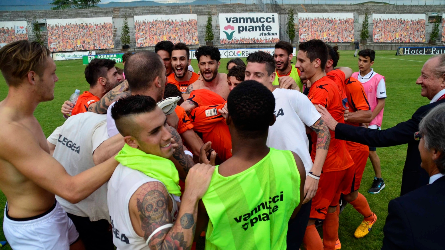 Pistoiese salva, la festa a fine partita (foto Quartieri)