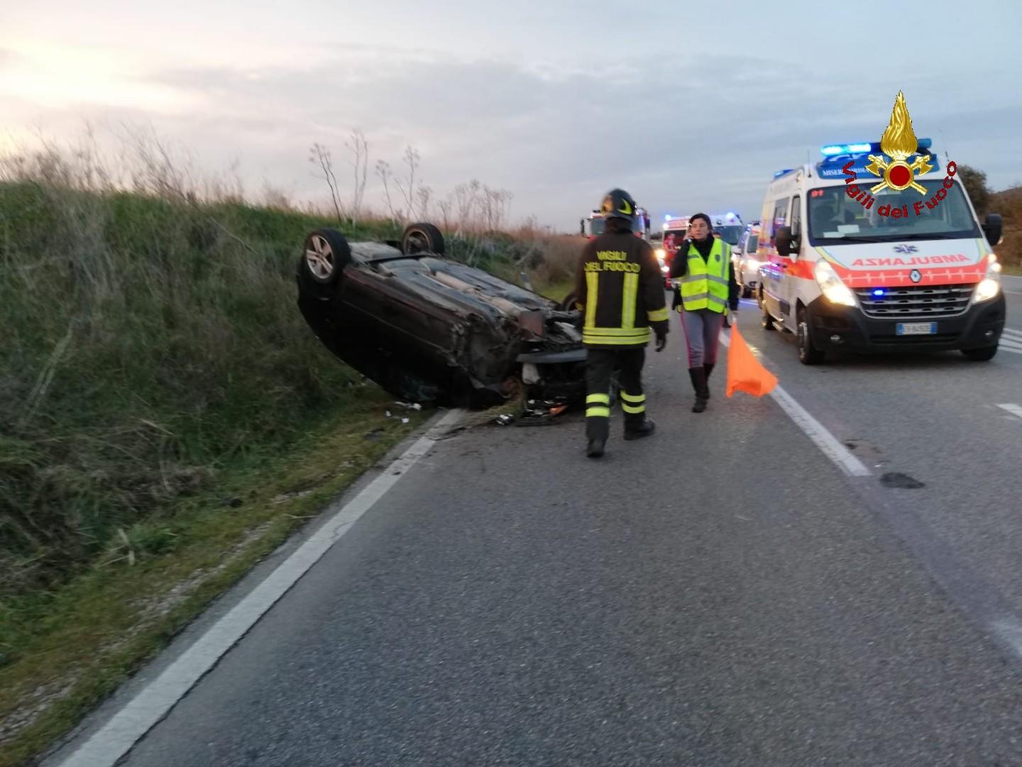 Incidente, Un'auto Finisce Fuori Strada E Si Cappotta