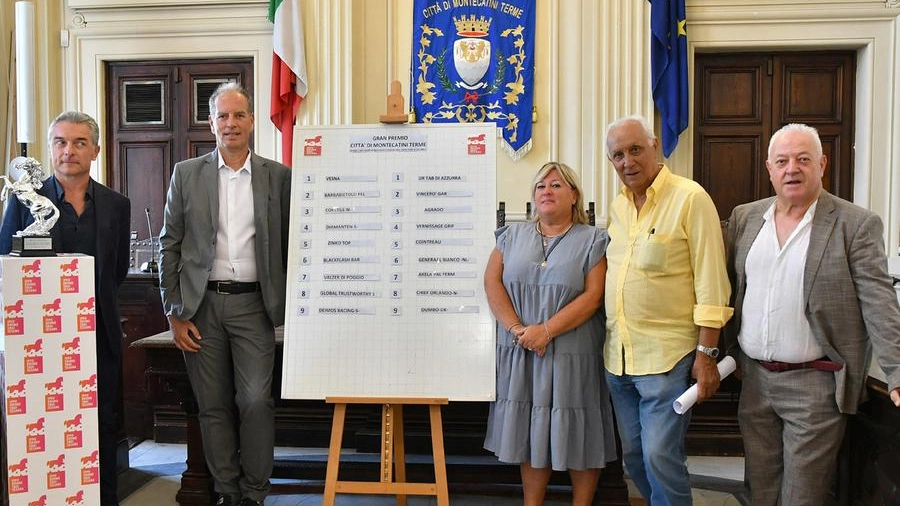 Foto di gruppo dopo la conferenza stampa in municipio (Foto Rosellini)