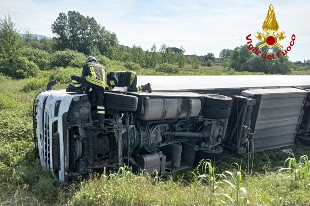 Camion Si Ribalta E Finisce Nel Campo Paura Per Lautista