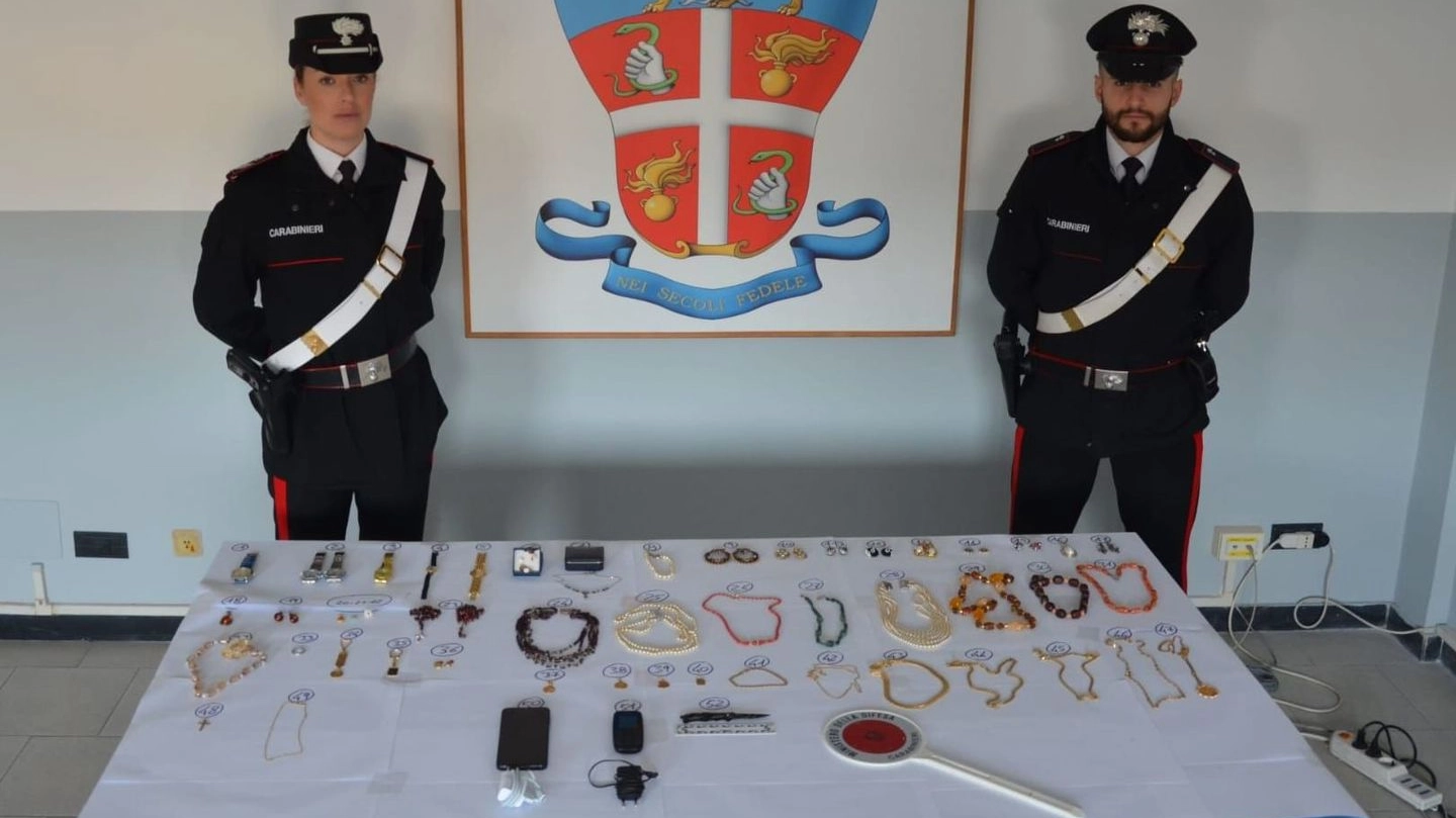 I carabinieri con gli oggetti d’oro e preziosi sottratti alla donna