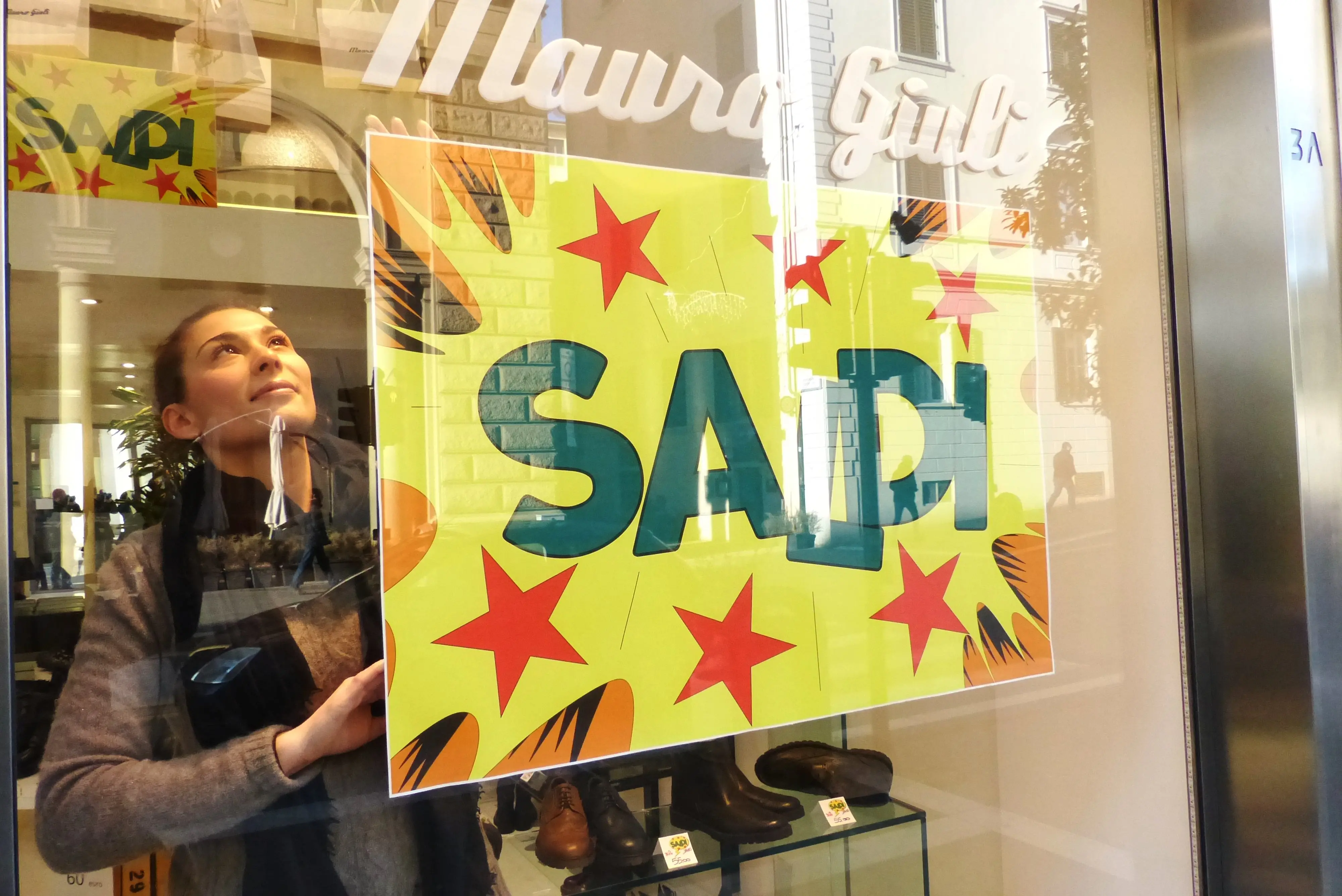 Saldi brevi e rinviati al 30 gennaio: ma sconti e promozioni da Capodanno