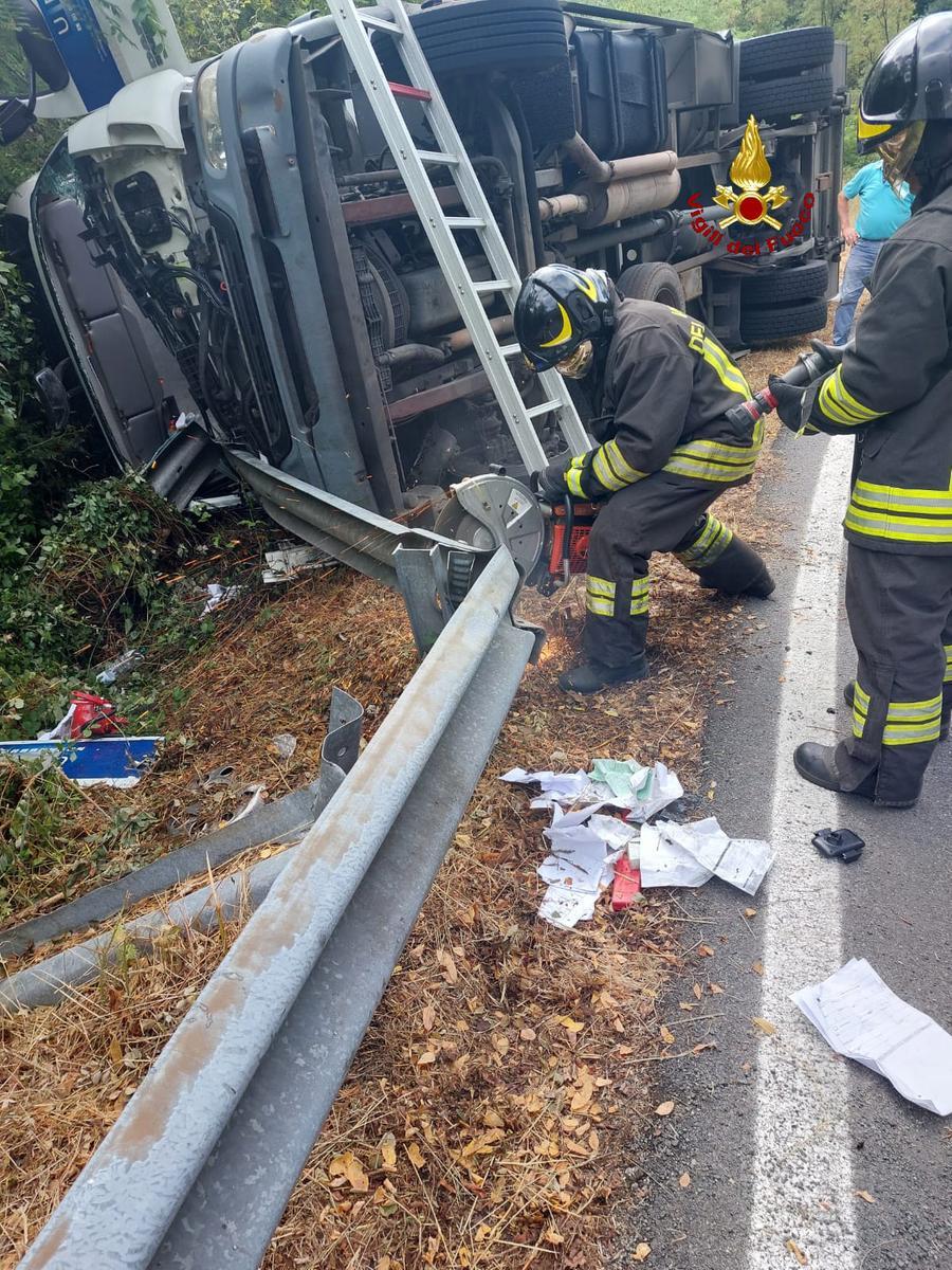 Carrodano Camion Si Ribalta E Finisce Fuori Strada