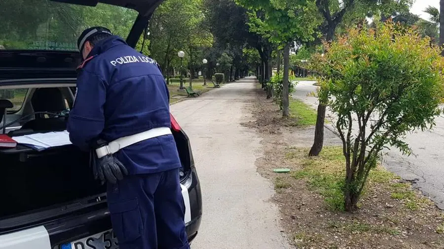 Lascia una bottiglia a terra e scappa dagli agenti che lo vogliono multare