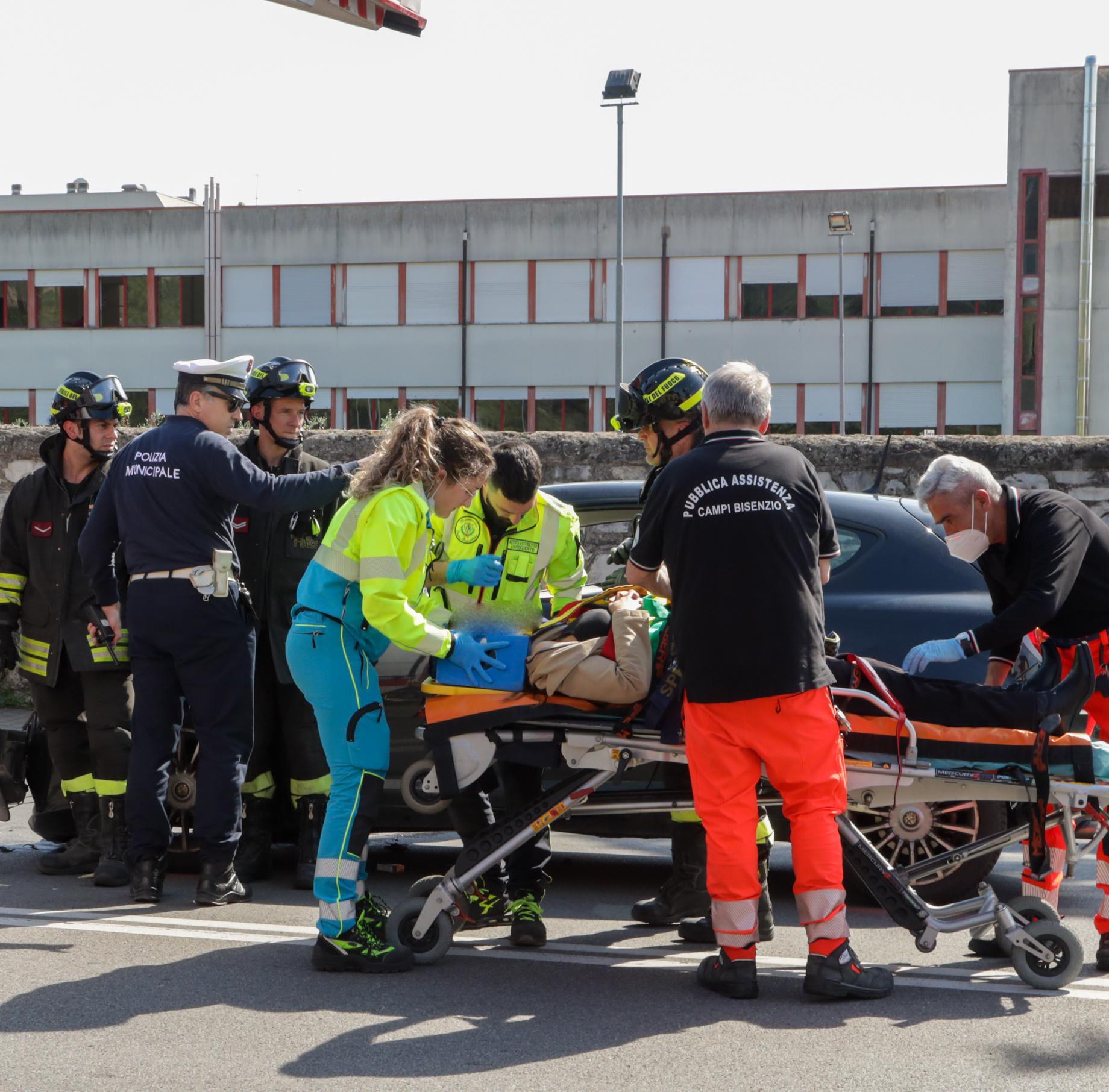 Schianto Frontale In Via Gramsci Due Feriti Gravi, Traffico In Tilt