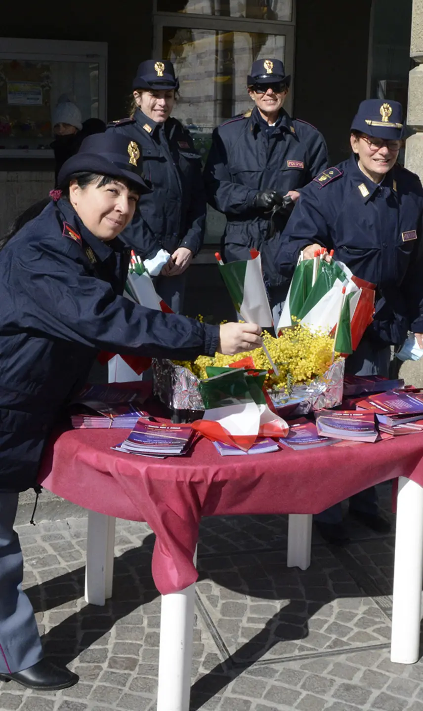 "Questo non è amore", la Polizia dona mimose a Grosseto