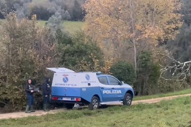 La scientifica della polizia sul posto per il recupero