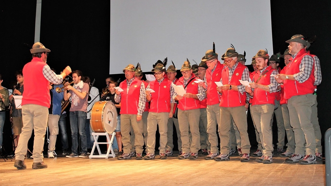  Gli alpini hanno «invaso» allegramente sia il centro storico che il Teatro di Pontremoli con canti e c ori