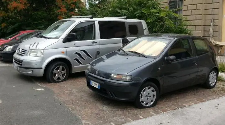 Gomme tagliate e carrozzeria rigata: brutta sorpresa per la consigliera Graziani