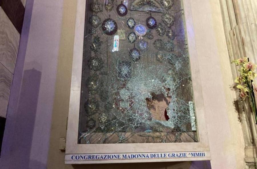 Grosseto Furto Choc Nel Duomo Con Un Candeliere Spacca La Teca E Ruba Ex Voto Dei Fedeli 