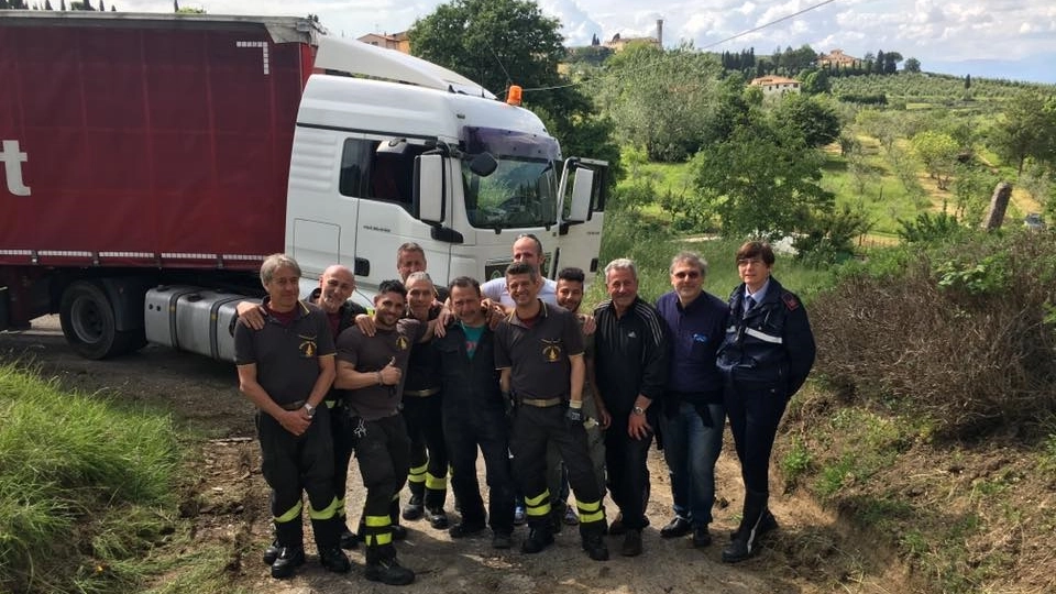 Il tir "liberato" dai vigili del fuoco