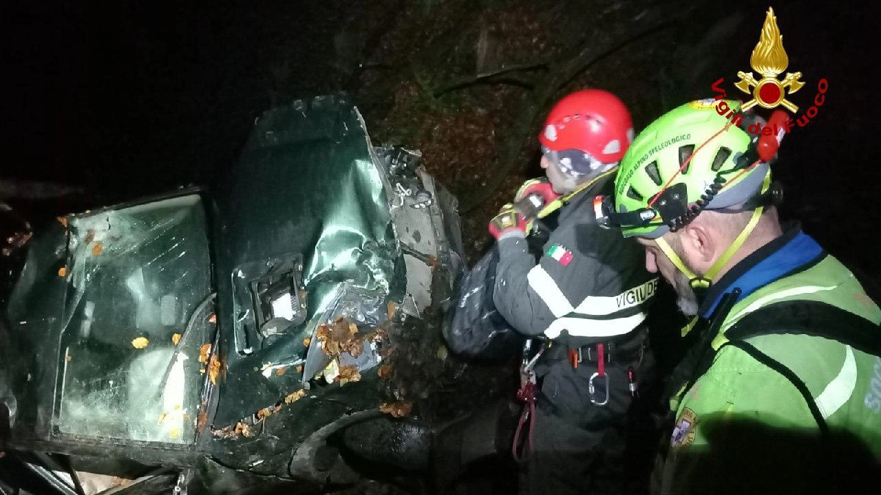 Precipita con l’auto nella scarpata. Muore dopo un volo di 60 metri