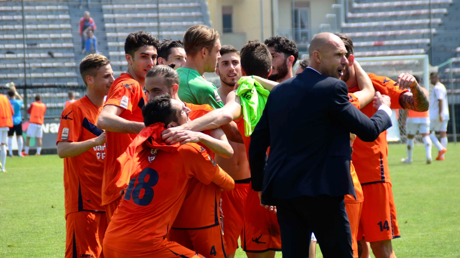 La Pistoiese festeggia dopo una vittoria (foto Quartieri)