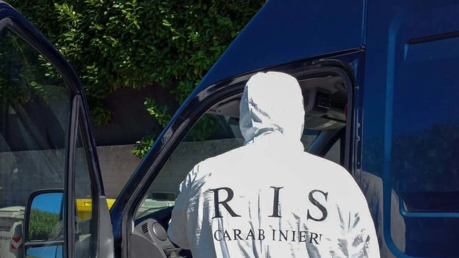 I carabinieri dei Ris di Parma effettuano i rilievi sui mezzi sequestrati