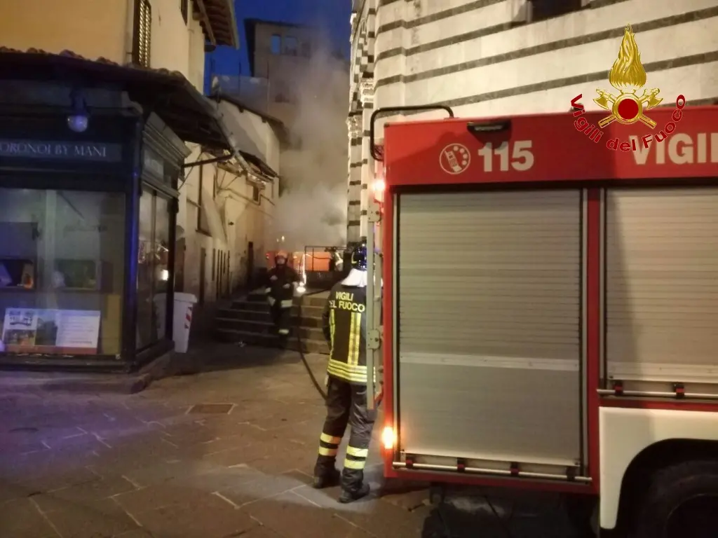 Incendio dietro al battistero