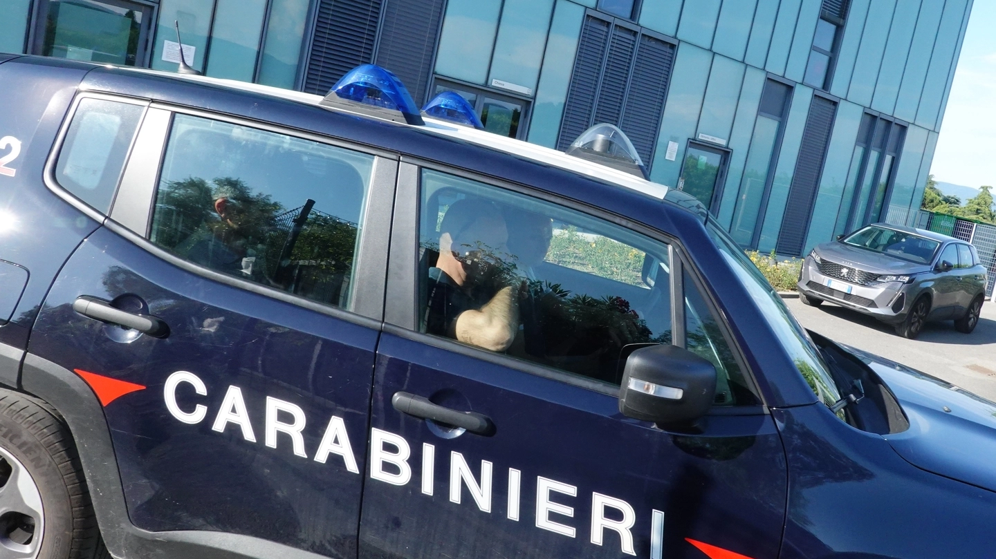 I carabinieri davanti all’obitorio il giorno dell’autopsia (Acerboni/FotoCastellani)