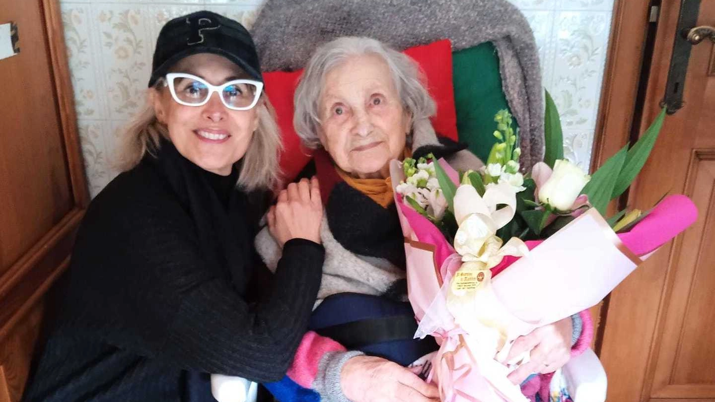Norma Baruzzo, 100 anni compiuti da poco, col sindaco di Arcola Monica Paganini