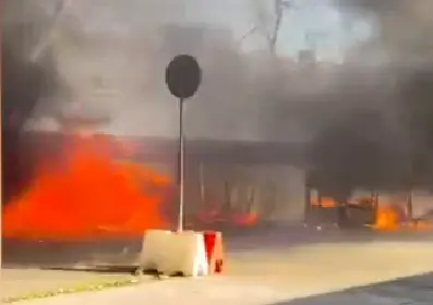 Incendio fuori da vetreria nel Valdarno, fumo in autostrada A1: corsia chiusa per un'ora