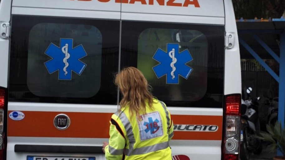 Ambulanza (immagine di repertorio, foto Ansa)    