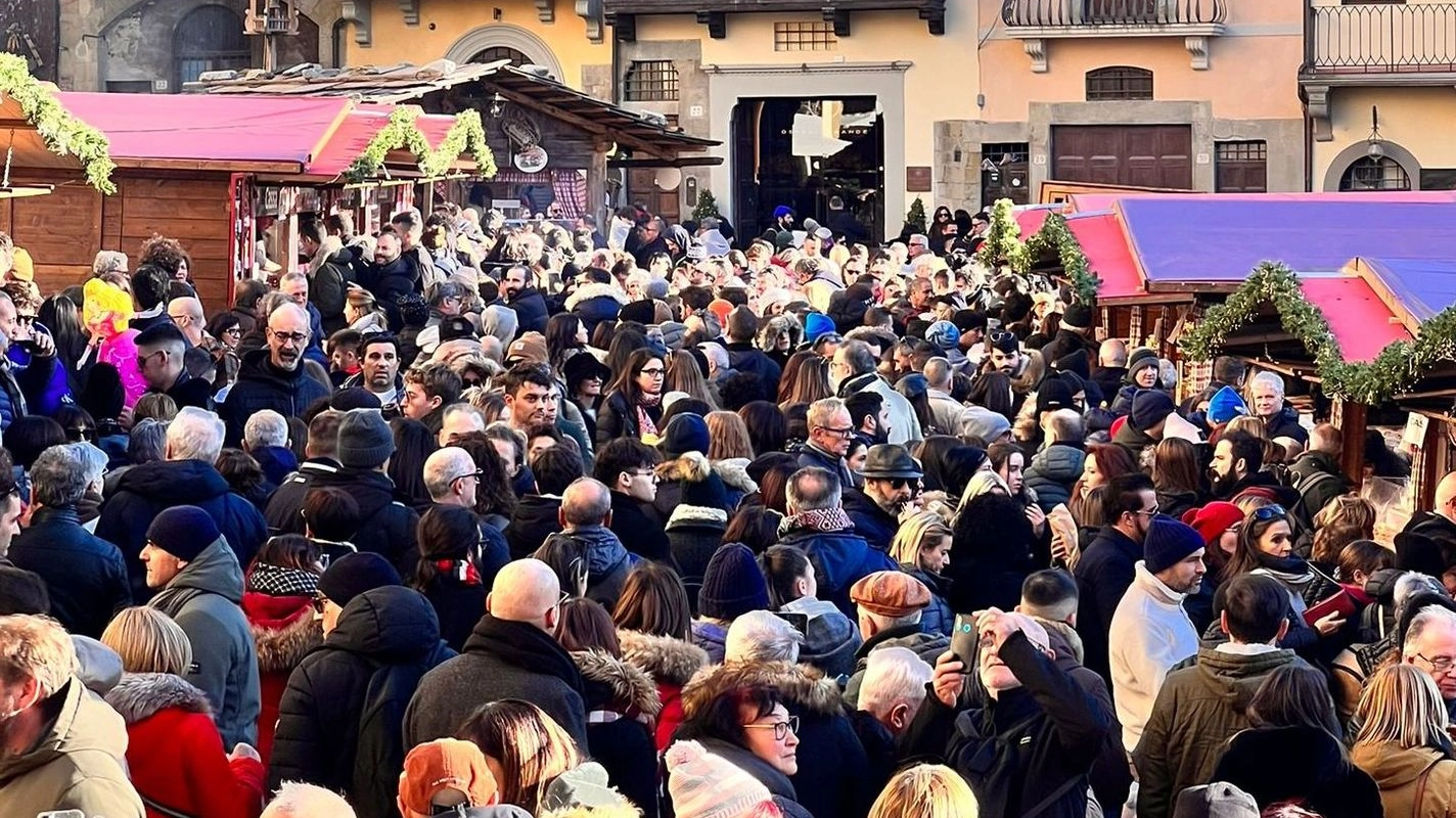 Un’immagine di Piazza Grande al gran completo: una marea di folla fin dal mattino nella giornata clou con la Città del Natale e la Fiera Antiquaria