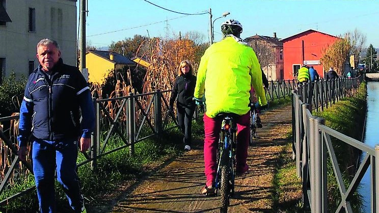 Un tratto del percorso sarzanese della ciclo-pedonale sulle sponde del Canale Lunense