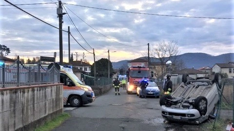 La Fiat Panda ribaltata a Sarzana