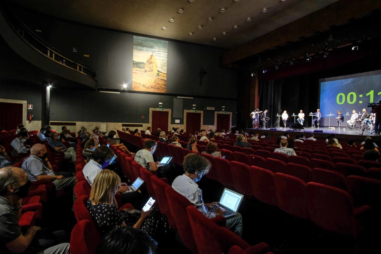 Il confronto fra candidati (foto New Press Photo)