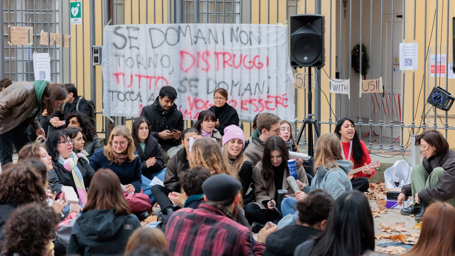 Sit-in contro violenza sulle donne alla Scuola Sant'Anna (Foto Valtriani)