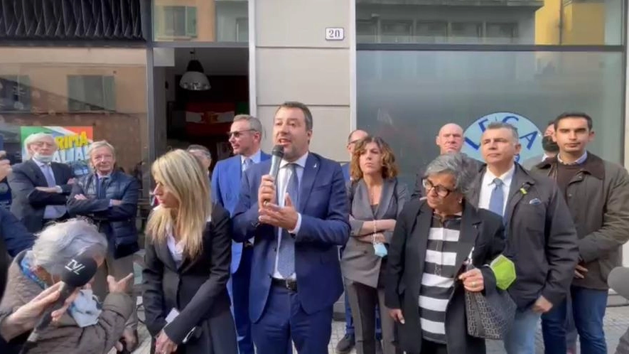 Pistoia, Salvini inaugura sede della Lega. "Da qui la costruzione di una lista forte"