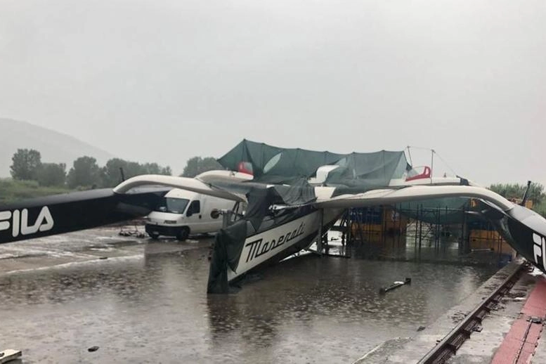 Il trimarano Maserati di Soldini distrutto dal maltempo