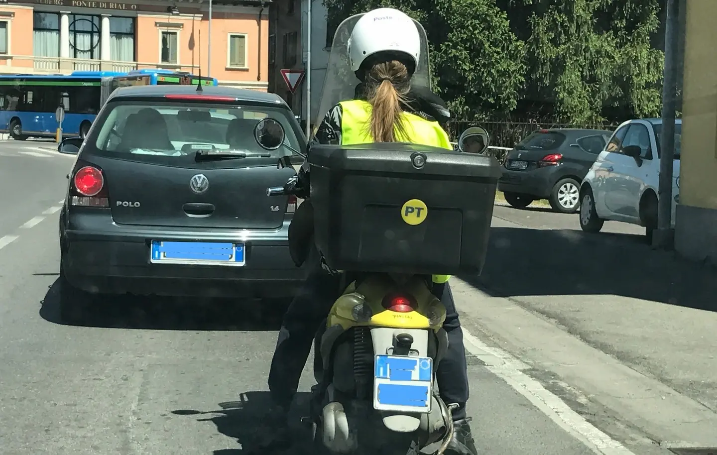 Recapito 'alternato', portalettere sotto stress