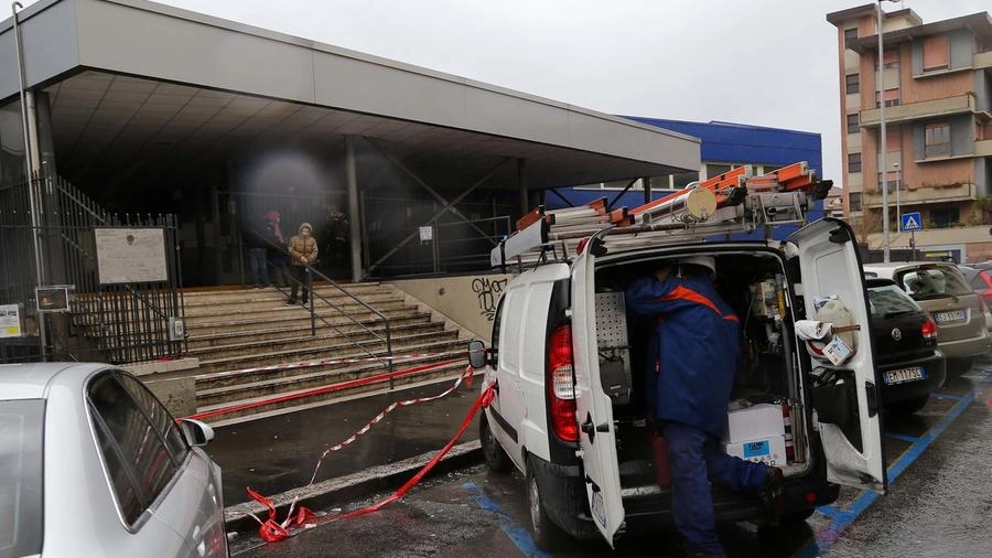 L'esterno della scuola Marconi (foto NewPressPhoto)