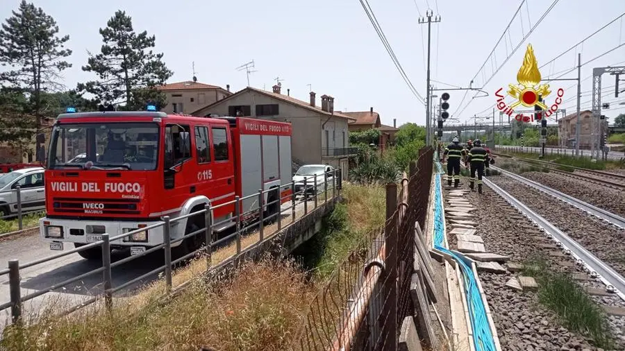 Muore operaio travolto dal treno mentre lavora accanto ai binari