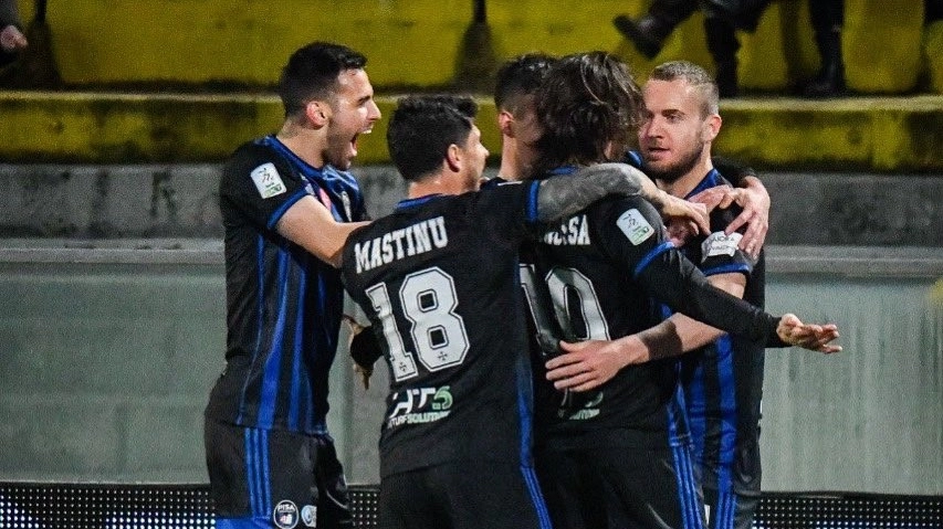 Il gruppo dei calciatori nerazzurri si stringe in un abbraccio