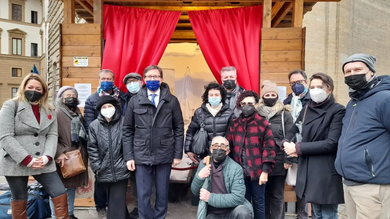 Sulla Basilica di San Lorenzo il presepe in onore di medici e infermieri