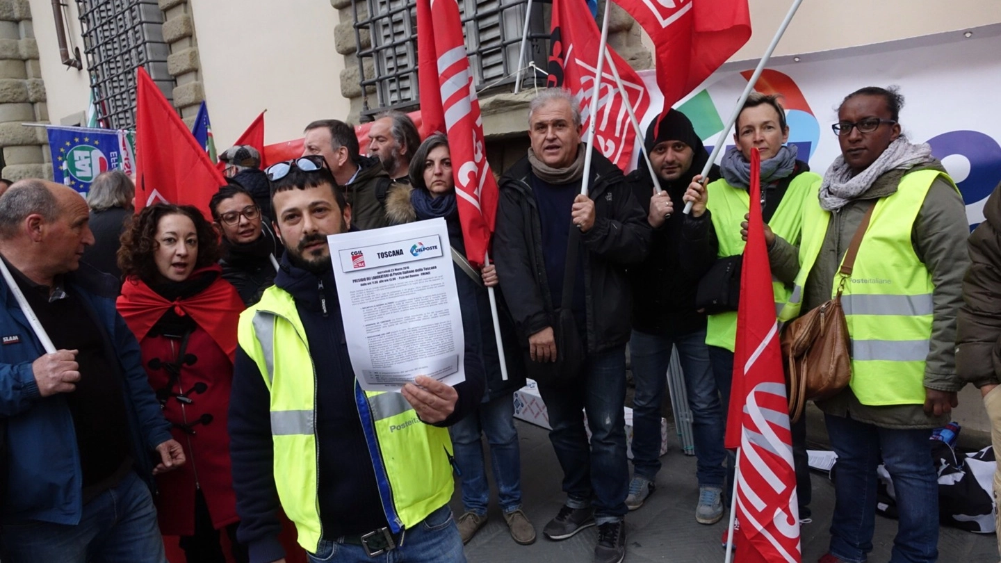 Firenze. Sciopero di lavoratori delle poste (foto di repertorio New Press Photo)) 