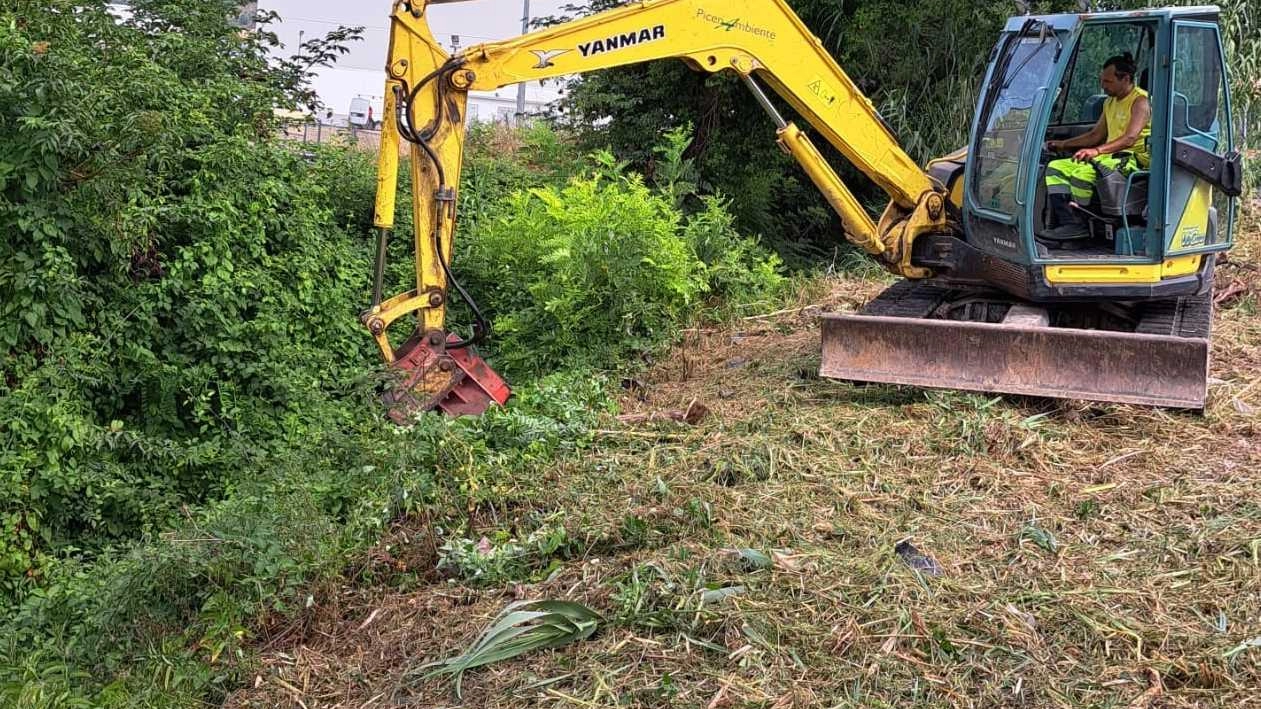 

Pulizia di fossi, canali e caditoie stradali a Lerici